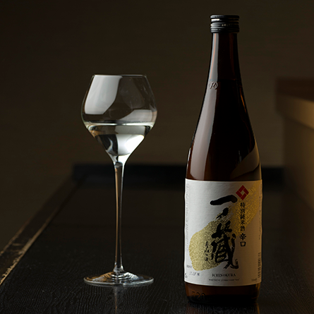 一ノ蔵特別純米酒辛口とグラス